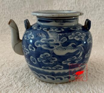 Beautiful Chinese 18th century blue & white teapot with lid